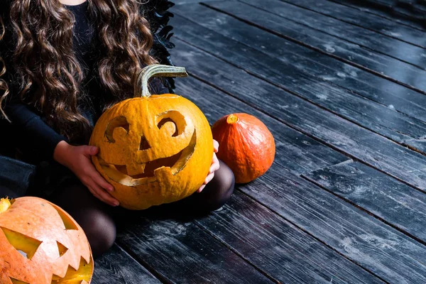 Chica sosteniendo con la cabeza de calabaza de Halloween Jack linterna en dar —  Fotos de Stock