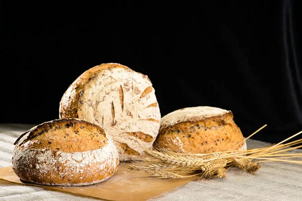 geleneksel yuvarlak esnaf çavdar ekmeği somun zekâ ile natürmort