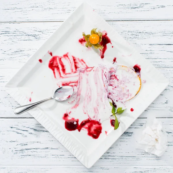 üstten görünüm beyaz boş plaka, ışık yemekten sonra kirli woo