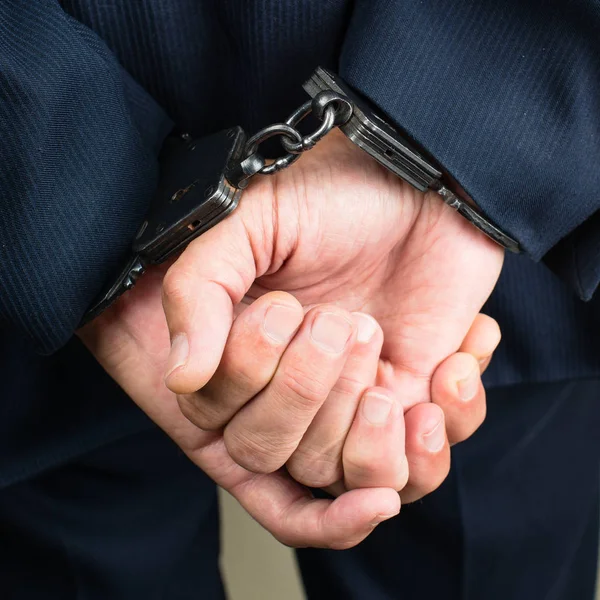 Крупним планом руки бізнесмена в наручниках. Бізнесмен хабарник — стокове фото