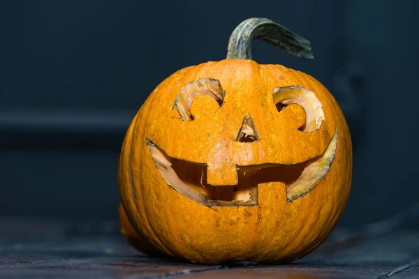 Cadılar Bayramı Balkabağı kafa jack fener koyu ahşap zemin üzerinde. C