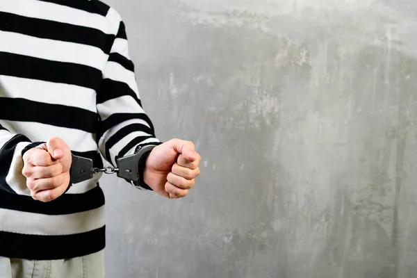Вид со стороны неопознанного заключенного в тюремной раздетой форме — стоковое фото
