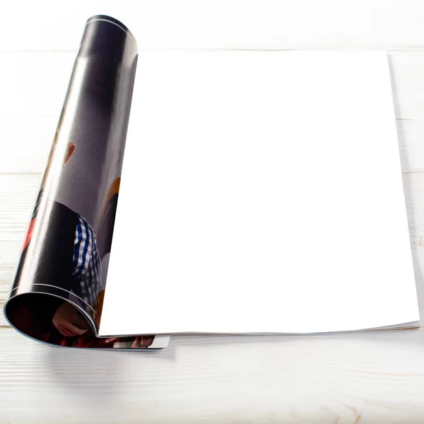 Gros plan du magazine ouvert avec des pages blanches vierges sur bois clair — Photo