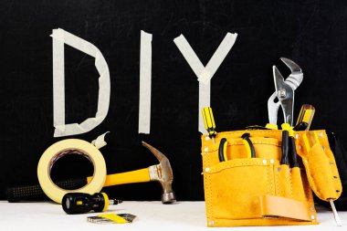 DIY üstten görünüm alet kemeri İnşaat araçları ve word ile yapılan 
