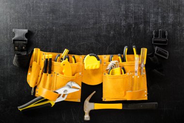 toolbelt mezura kerpeten araçlar kümesi. DIY kavramı bir