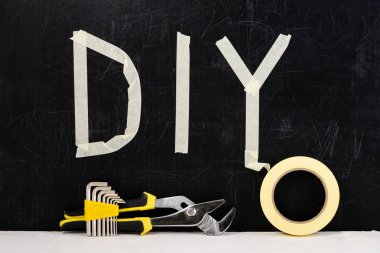 ayarlanabilir anahtarı, yapışkan bant, hex anahtar ve kelime DIY üstten görünüm