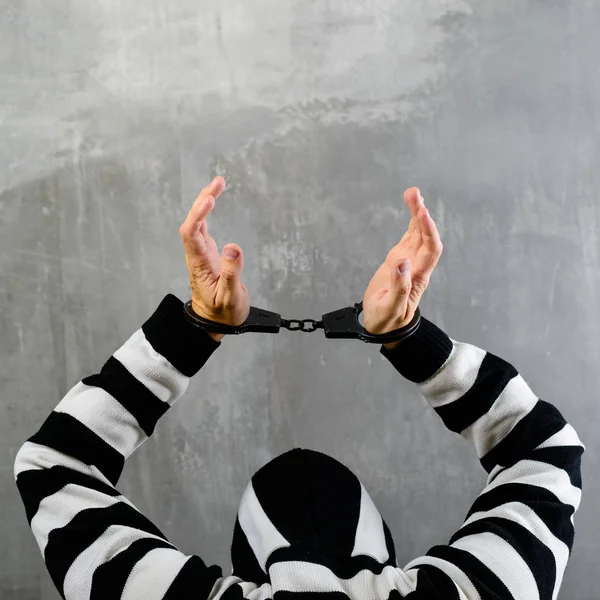 Вид сзади неопознанного заключенного в тюремной раздетой форме — стоковое фото