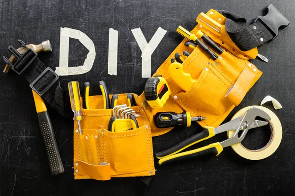 Ovanifrån närbild av verktygsbälte med verktyg för konstruktion och ordet — Stockfoto