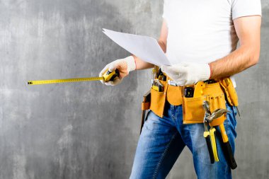Beyaz eldiven w alet kemeri ile ayakta tanımlanamayan Oluşturucu