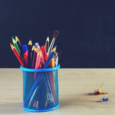 Kalem kalem ve renkli ataç ile ta ahşap stand