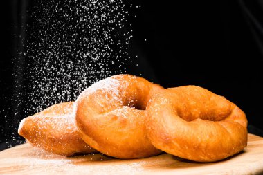 tatlı taze lezzetli donuts serpilir Close-up toz