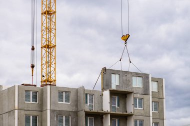 İnşaat alanında. İnşaat vinçleri ve BM apartman