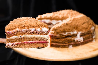 tatlı çift ev yapımı katmanlı bal pasta üzerinde tarih seçici odak 