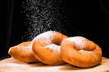 tatlı taze lezzetli donuts serpilir Close-up toz