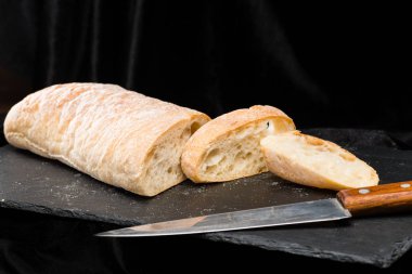 koyu arka plan üzerinde taze sıcak ev yapımı ekmek önden görünüm