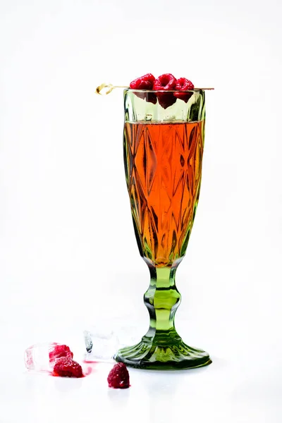 Специальный зеленый бокал с вкусным коктейлем, украшенный маслом — стоковое фото