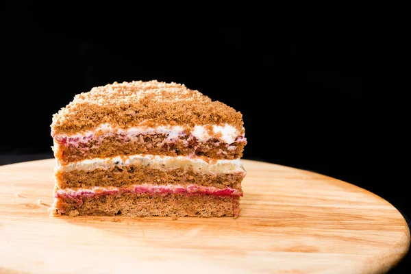 yakın çekim yuvarlak w üzerinde tatlı çift ev yapımı katmanlı bal pasta