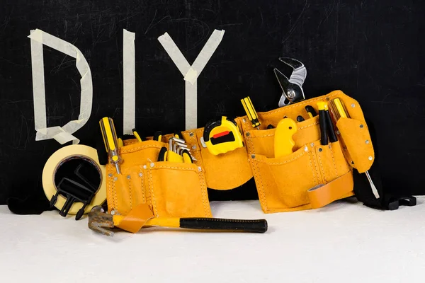 Ovanifrån närbild av verktygsbälte med verktyg för konstruktion och ordet — Stockfoto