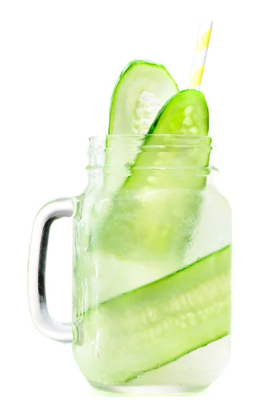 Koude en verfrissende geïnfundeerd detox water met komkommer in een mason — Stockfoto