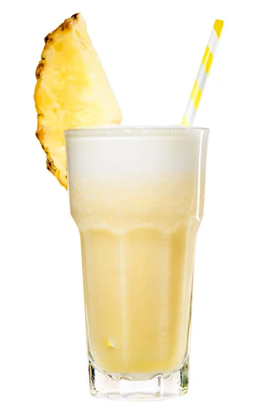 Smoothie de abacaxi amarelo tropical fresco em um alto copo com você — Fotografia de Stock