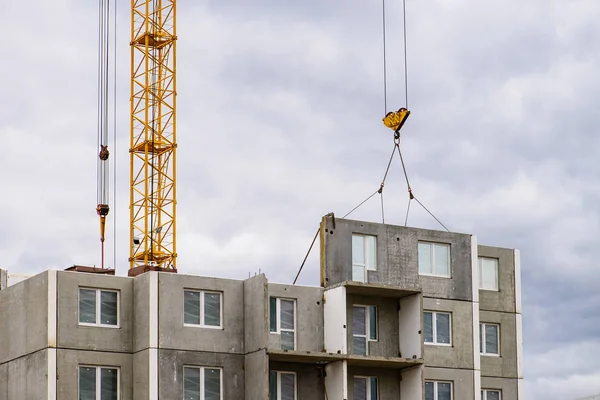 Lugar de construcción. Grúas de construcción y edificio de apartamentos un — Foto de Stock