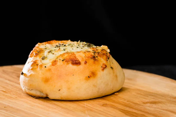 Primer plano de mini pan de pizza casero cubierto con queso, ajo a — Foto de Stock