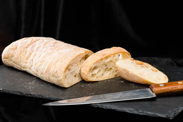 koyu arka plan üzerinde taze sıcak ev yapımı ekmek önden görünüm