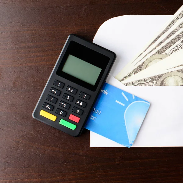 yakın çekim dolar para, ödeme aygıt ve banka kartı ahşap b