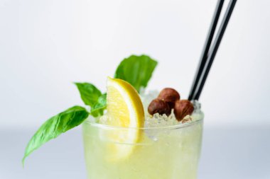 tropikal cockt ile bir bardak limon dilim üzerinde seçici odak