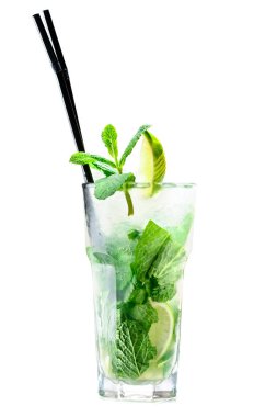 Tropikal soğuk mojito limonlu taze min kokteyl önden görünümü
