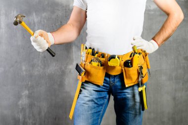 Yapı aracı kemerle ile ayakta tanımlanamayan ev erkeği