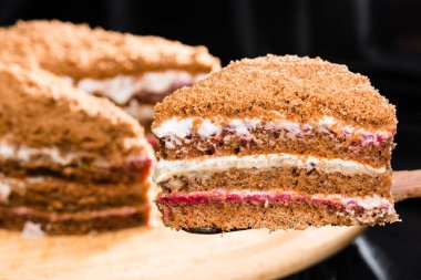 tatlı çift ev yapımı katmanlı bal pasta üzerinde tarih seçici odak 