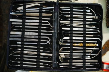 Kara kutu diş hekimi araçlar kümesi