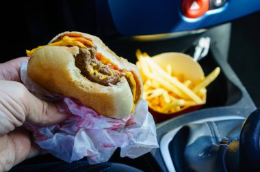 Hızlı yemek yeme. Adam holding lezzetli klasik Amerikan c eller