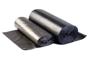İki siyah plastik Polietilen çöp torbaları üzerinde izole WHI rulo