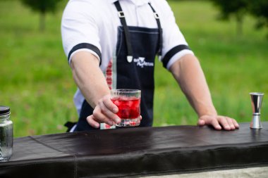 barmen işyeri. Seçici odak bir barmen üzerinde tutan 