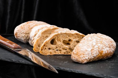 koyu arka plan üzerinde taze sıcak ev yapımı ekmek önden görünüm