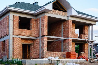 Halen inşası bitmemiş tuğla ev