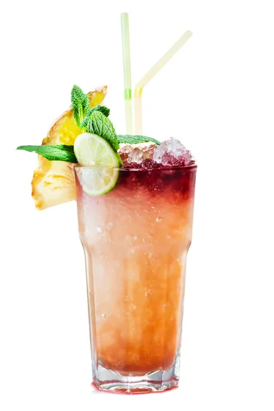 Cocktail maitai fresco tropical com fatia de abacaxi e cuco — Fotografia de Stock