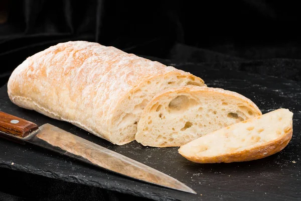 koyu arka plan üzerinde taze sıcak ev yapımı ekmek önden görünüm