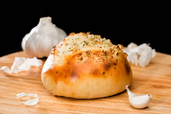 Primer plano de mini pan de pizza casero cubierto con queso, ajo a —  Fotos de Stock