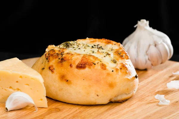 Primer plano de mini pan de pizza casero cubierto con queso, ajo a — Foto de Stock