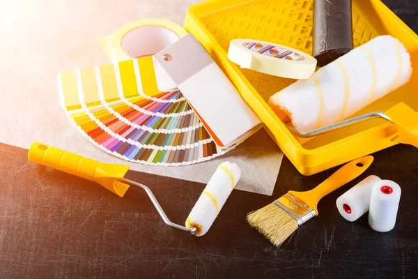 Farbmusterkatalog, Pinsel und Farbrollen, verschiedene Farben — Stockfoto