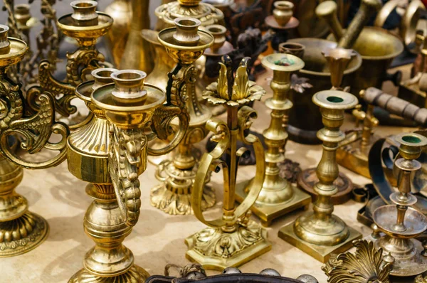 Vintage retro altın şamdanlar tarih seçici odak olmadan olabilir