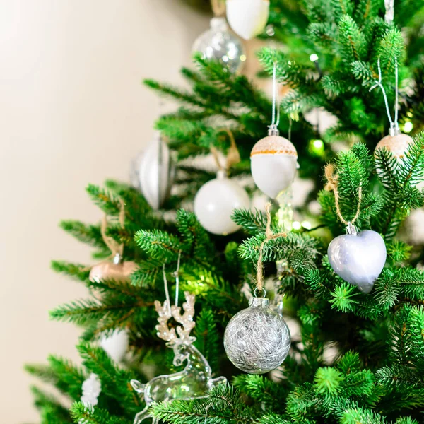 Noel oyuncaklar Noel ağacı Close-up. Hol kavramı