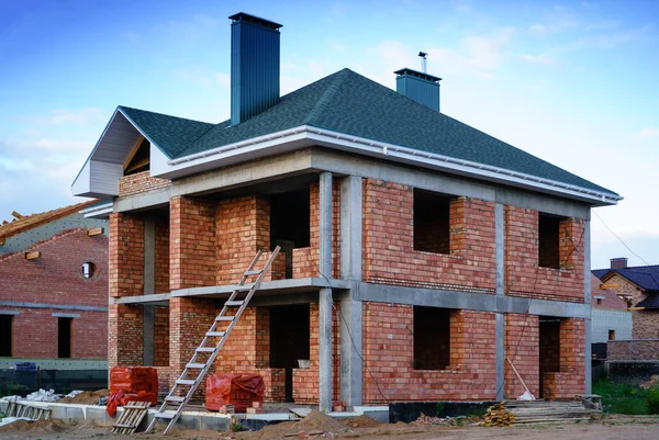 Onvoltooide bakstenen huis, nog in aanbouw — Stockfoto