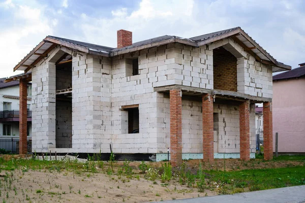 Незаконченный кирпичный дом, все еще строится — стоковое фото