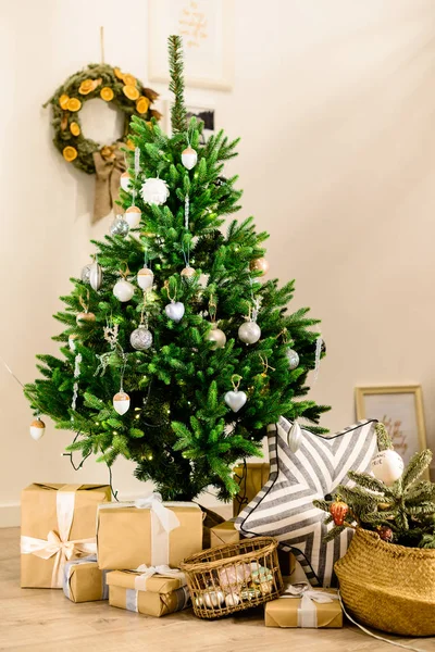 T o altında hediyeleri ile güzel dekore edilmiş Noel ağacı