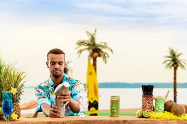 Barın yakınında duran yakışıklı Latin Amerika barmen sayaç 