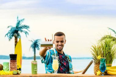 Barın yakınında duran yakışıklı gülümseyen Latin Amerika barmen 